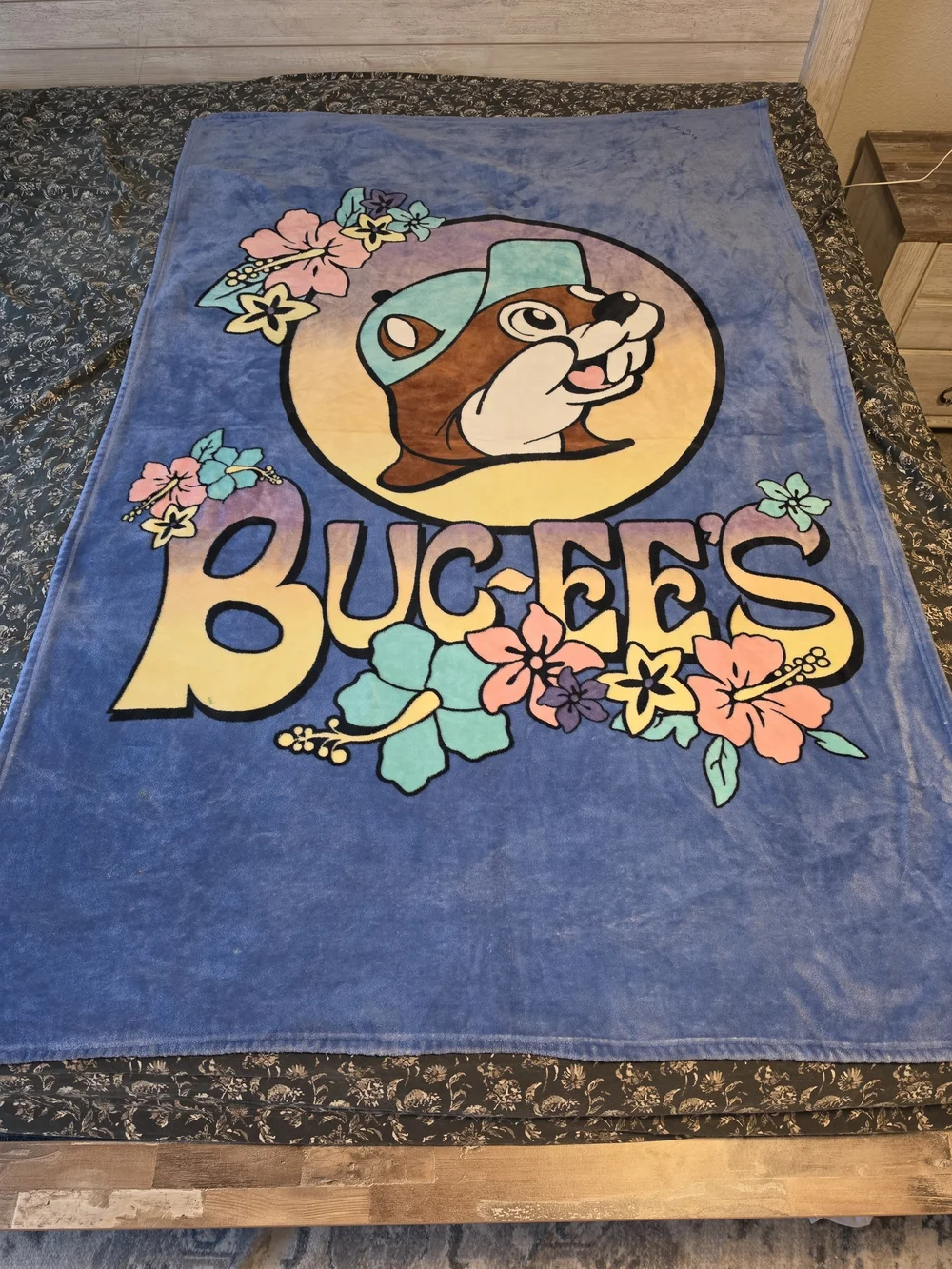 Buc-ee's Blue Tropical Plush Throw
